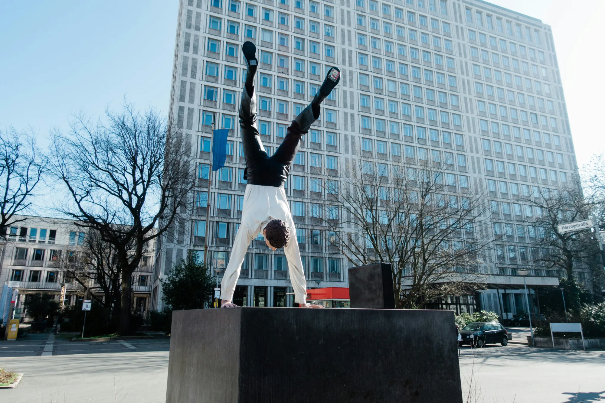 homme faisant l'équilibre devant la défense