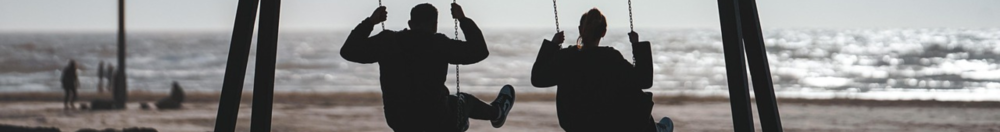 2 personnes sur une balan&ccedil;oire &agrave; la plage