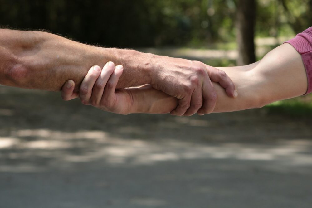 Deux mains qui se tiennent